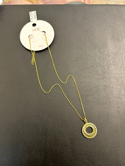 Colar dourado com pingente circular