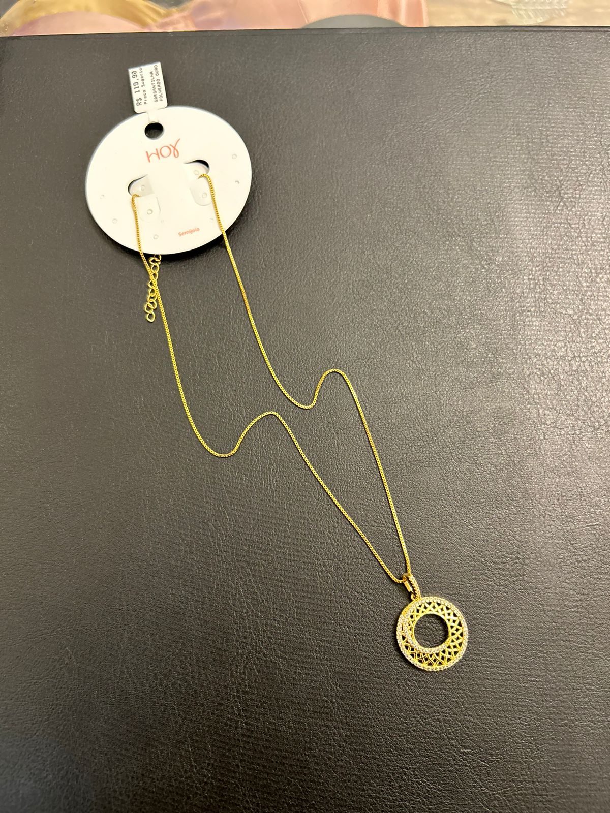 Colar dourado com pingente circular