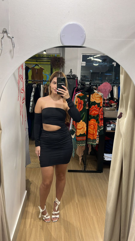 Vestido preto com mangas removíveis