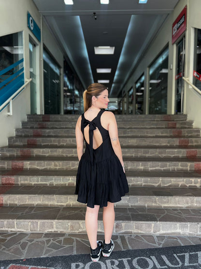 Vestido curto com amarração nas costas