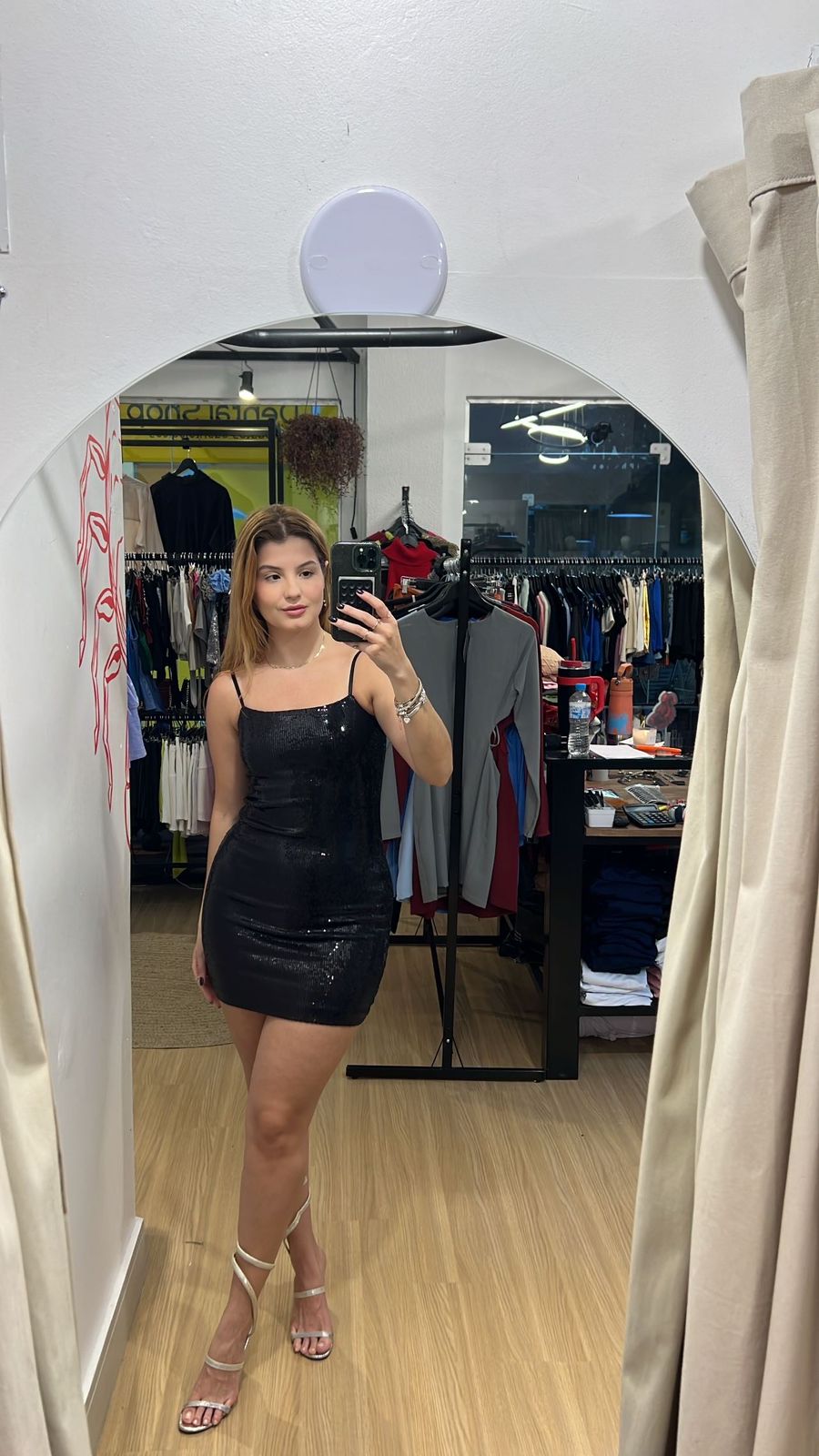 Vestido curto com lantejoulas