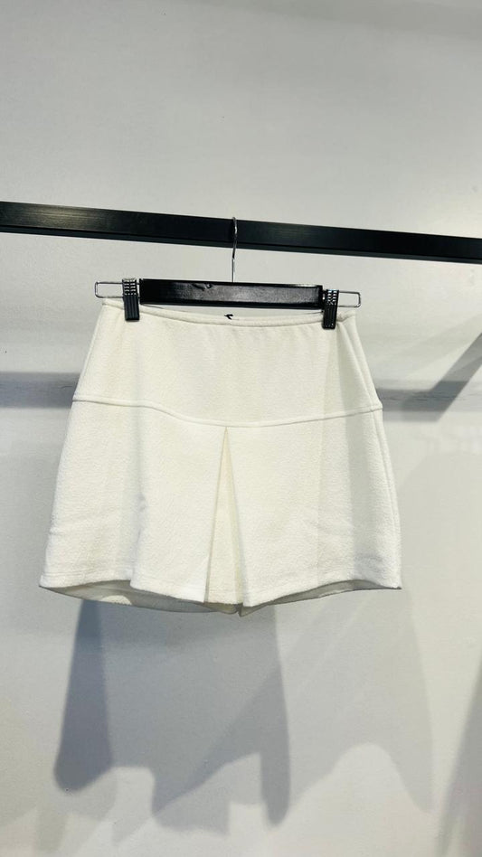 Short saia texturizado com detalhe em abertura