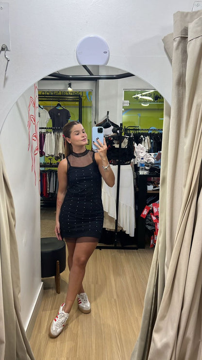Vestido com aplicações de tarrachas e vestido de tule para sobreposição