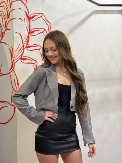 Blazer Cropped Risca de Giz Cinza