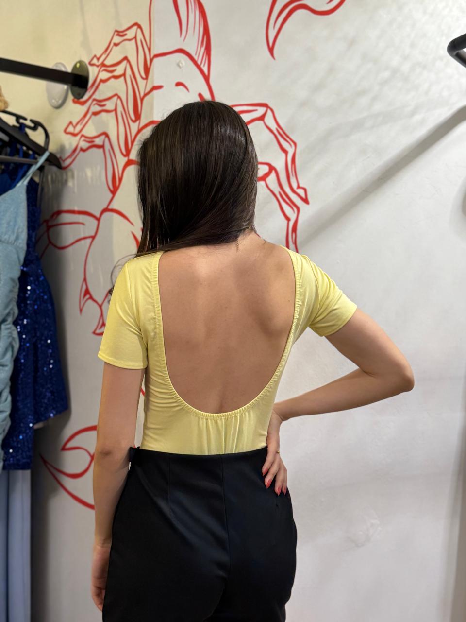 Body Amarelo Básico com Decote nas Costas