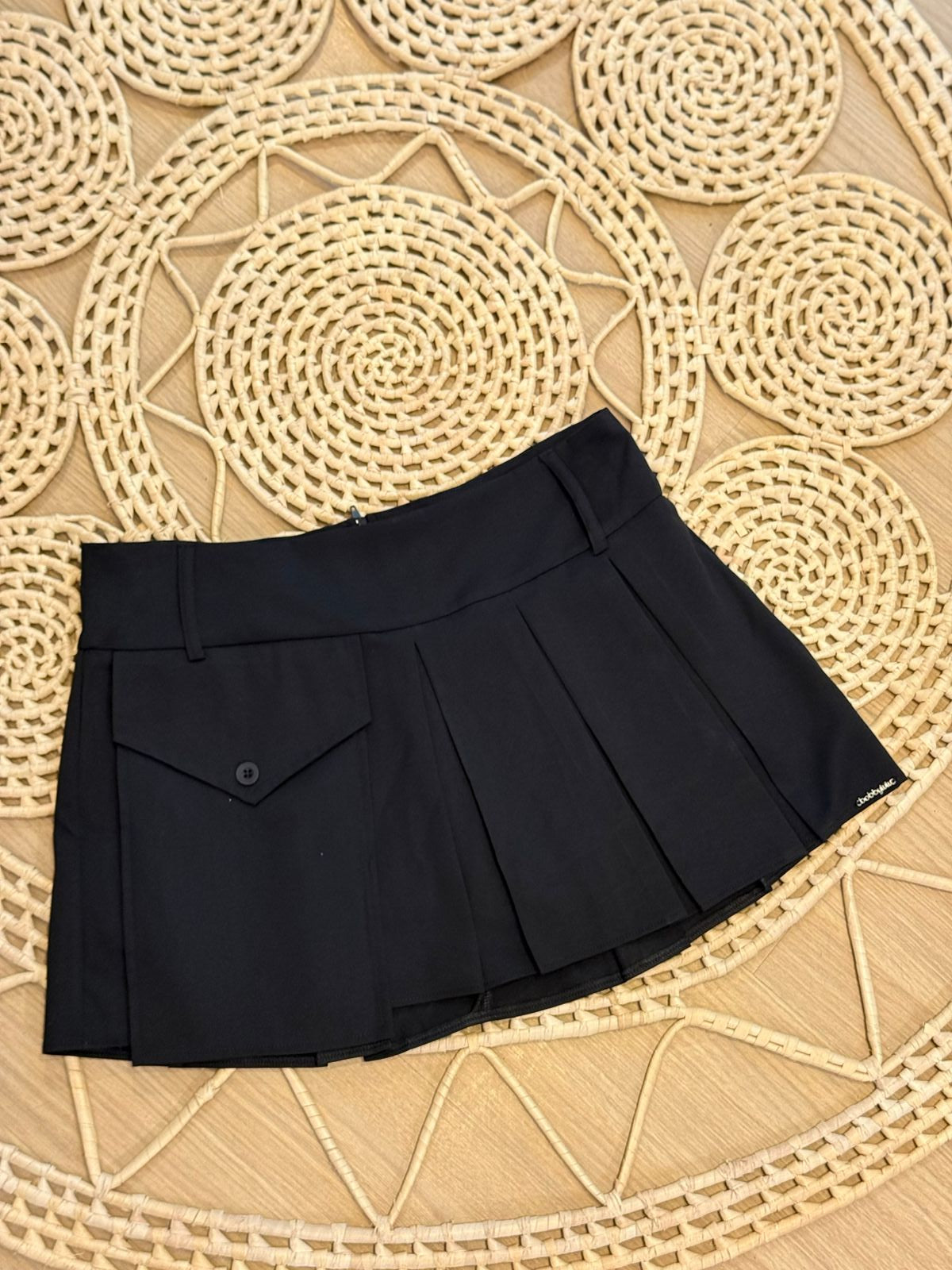 Saia Shorts Preta com Pregas e Bolso Cargo