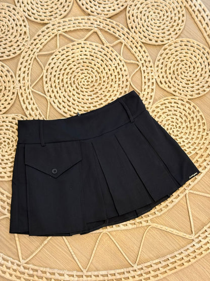 Saia Shorts Preta com Pregas e Bolso Cargo