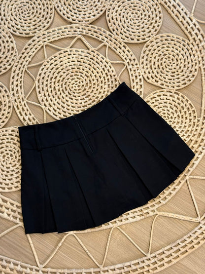 Saia Shorts Preta com Pregas e Bolso Cargo