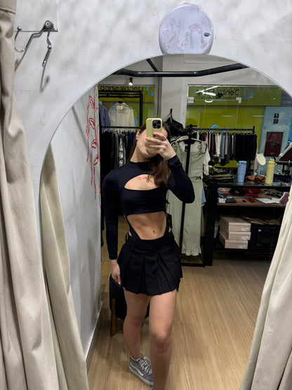 Saia Shorts Preta com Pregas e Bolso Cargo