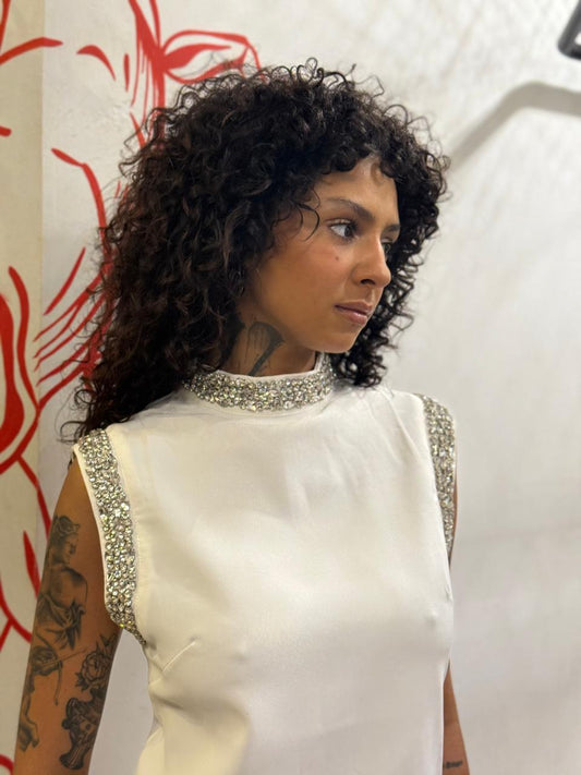 Vestido Curto Branco com Gola Alta e Pedraria