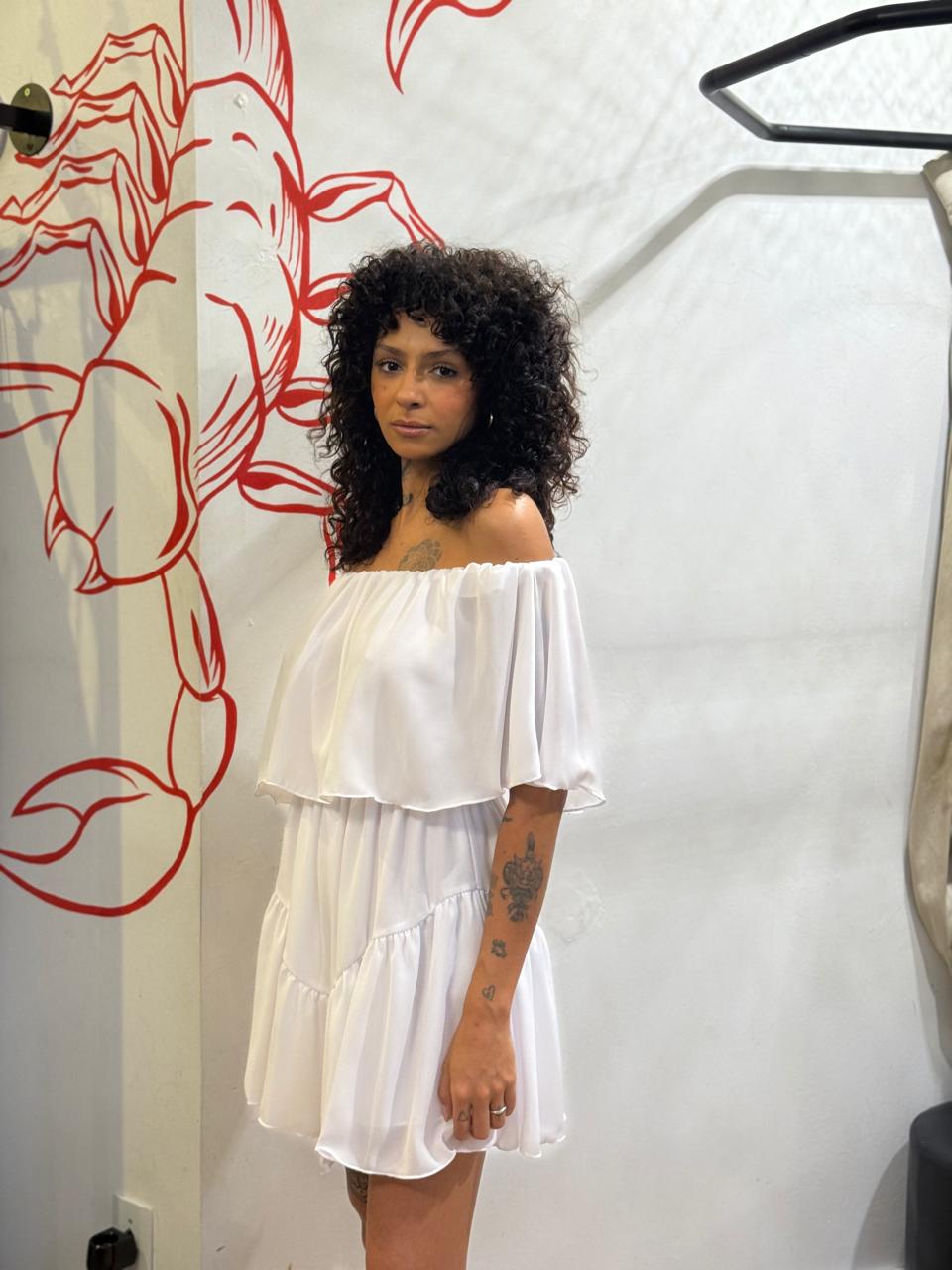 Vestido Curto Branco Ombro a Ombro com Shorts Interno