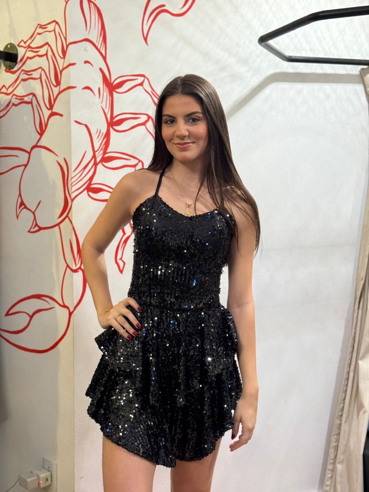 Vestido curto preto de paetês com babados