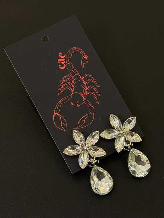 Flor com Pedraria e Detalhes Prata