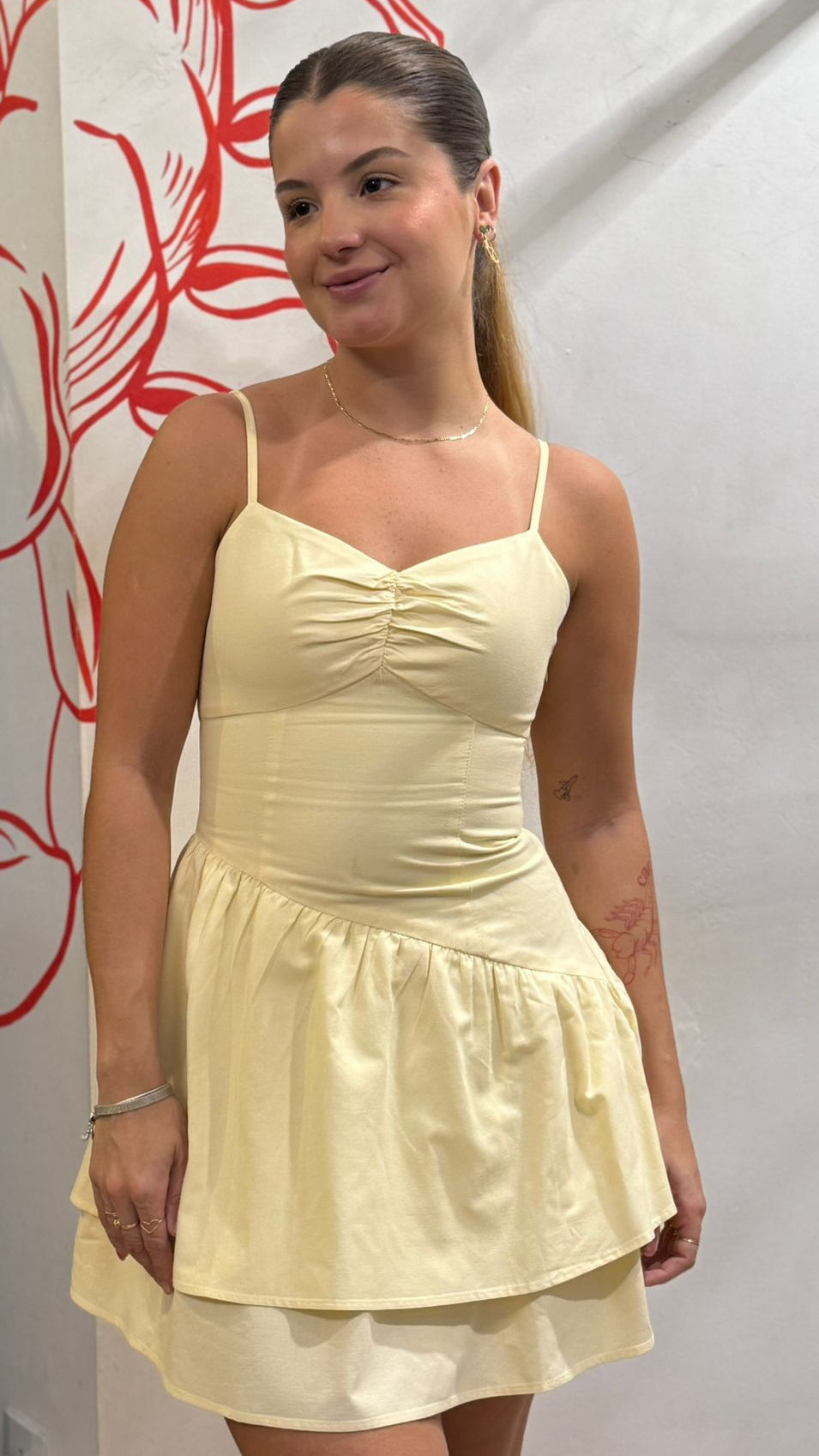 Vestido Curto Amarelo Manteiga com Babados e Costura Irregular