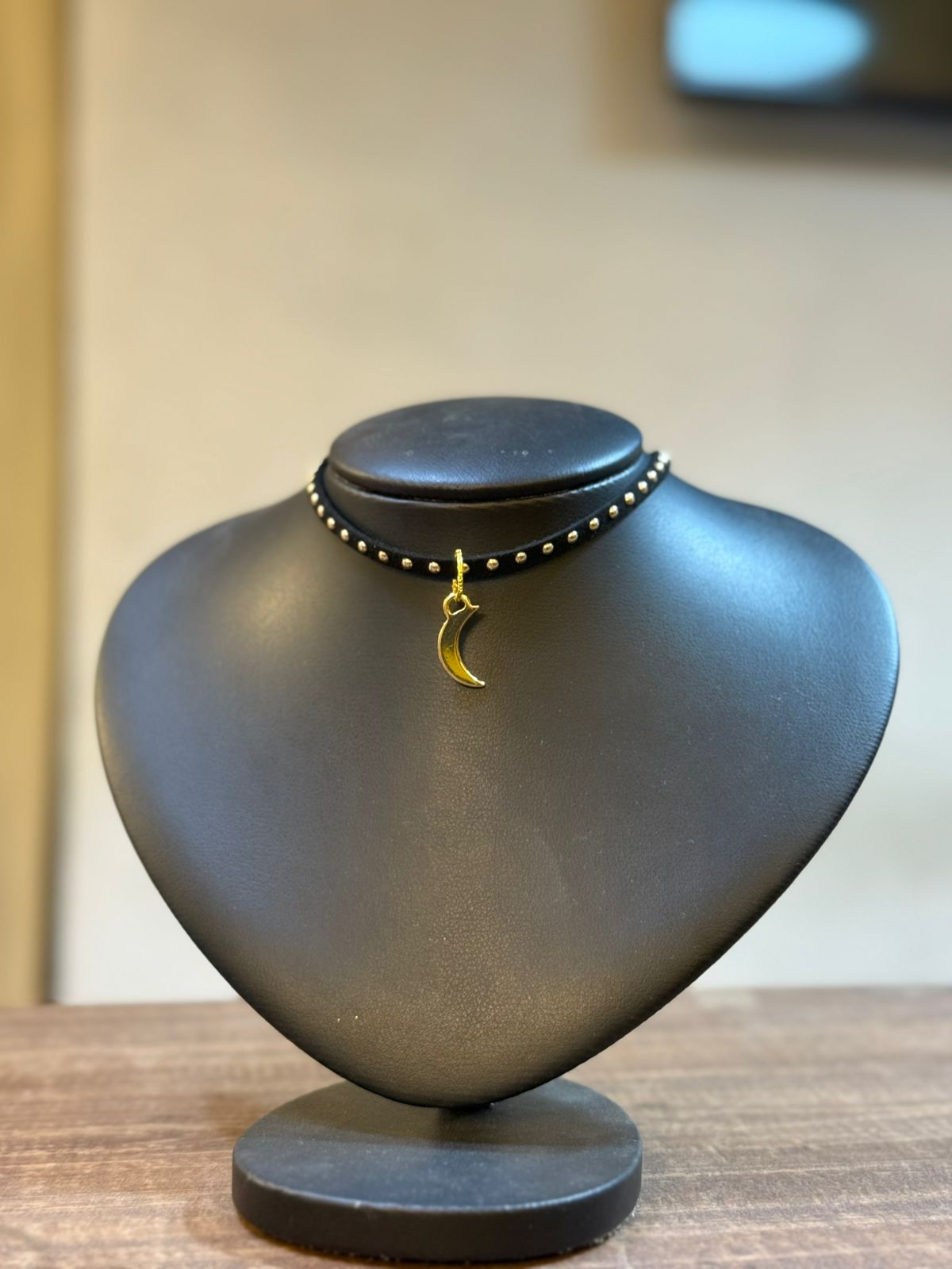 Colar Choker Lua com Detalhes Dourados