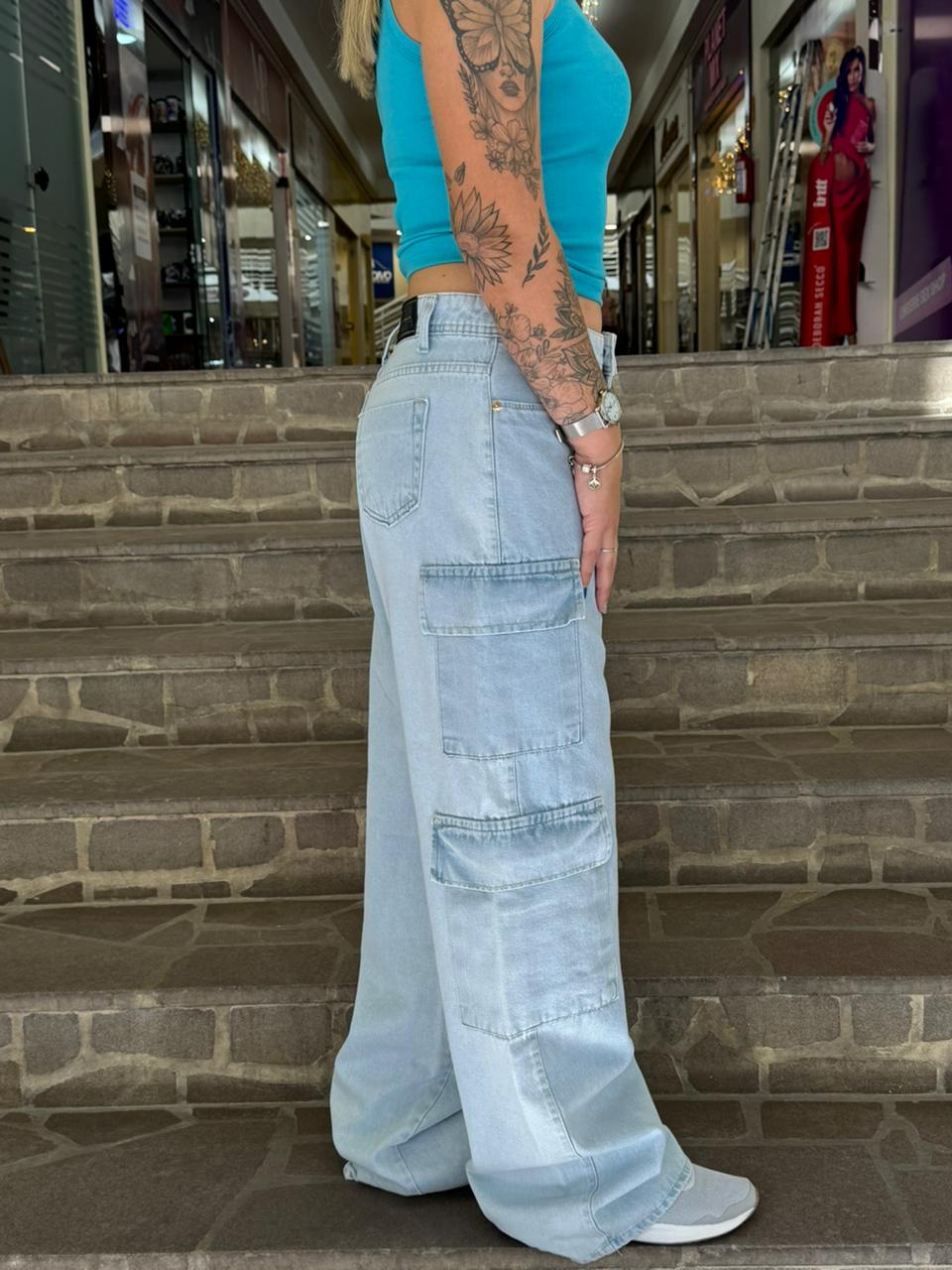 Calça Cargo Jeans Lavagem Clara 4 Bolsos