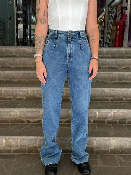 Calça Jeans Reta com Detalhes no Bolso