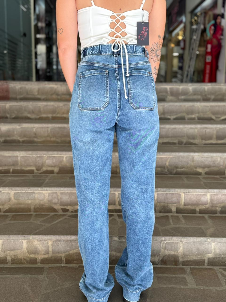 Calça Jeans Reta com Detalhes no Bolso
