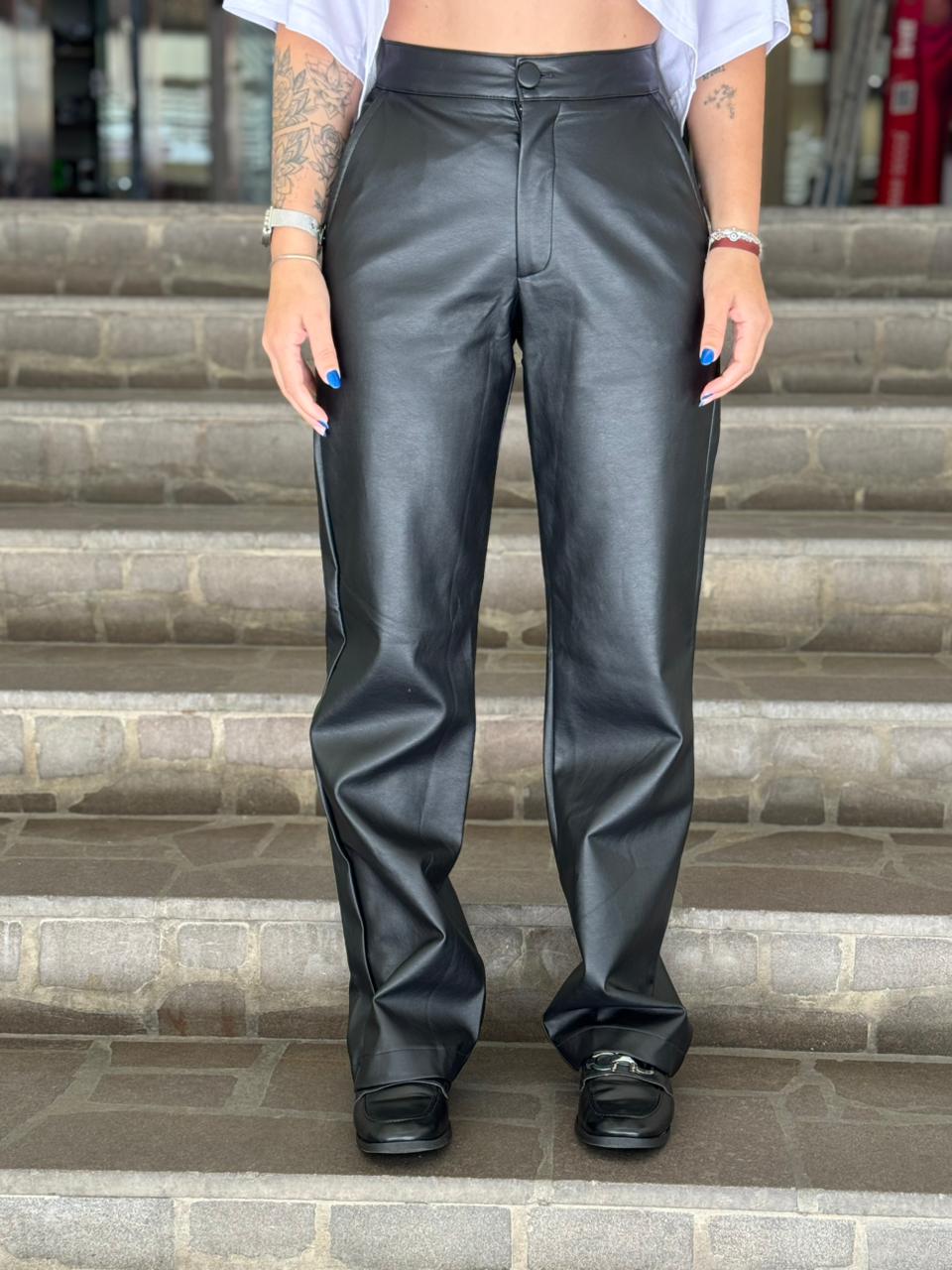 Calça Reta em Corino Preta