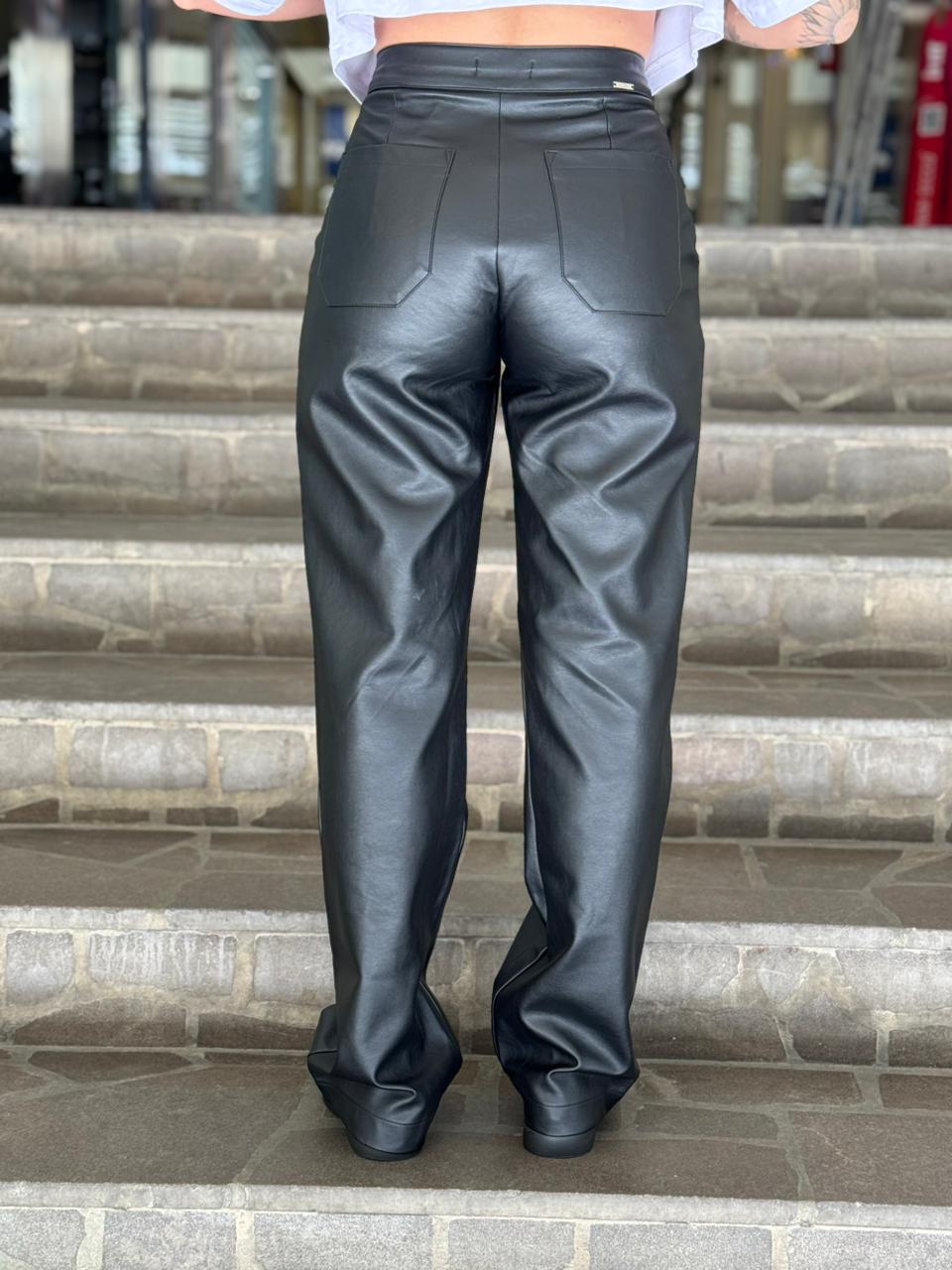 Calça Reta em Corino Preta