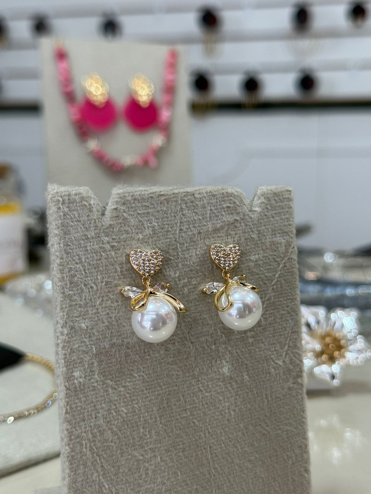 Brinco Coração de Strass Dourado com Pérolas