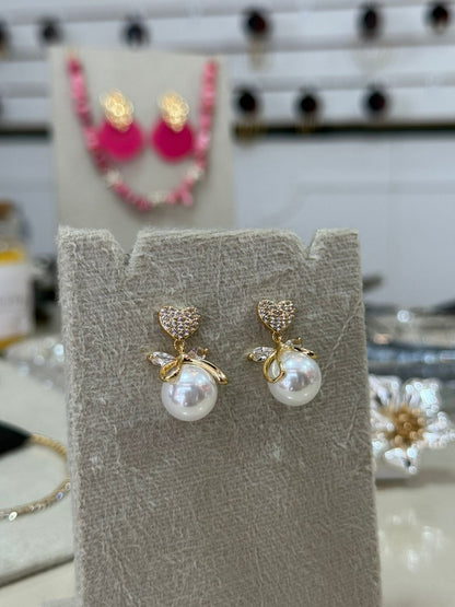 Brinco Coração de Strass Dourado com Pérolas