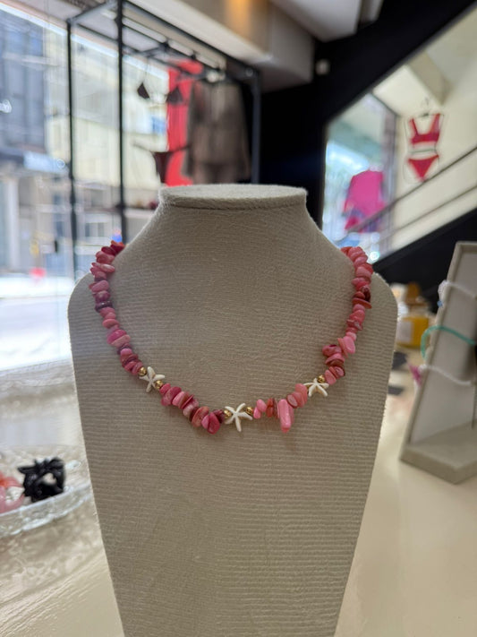 Colar rosa com estrelas-do-mar