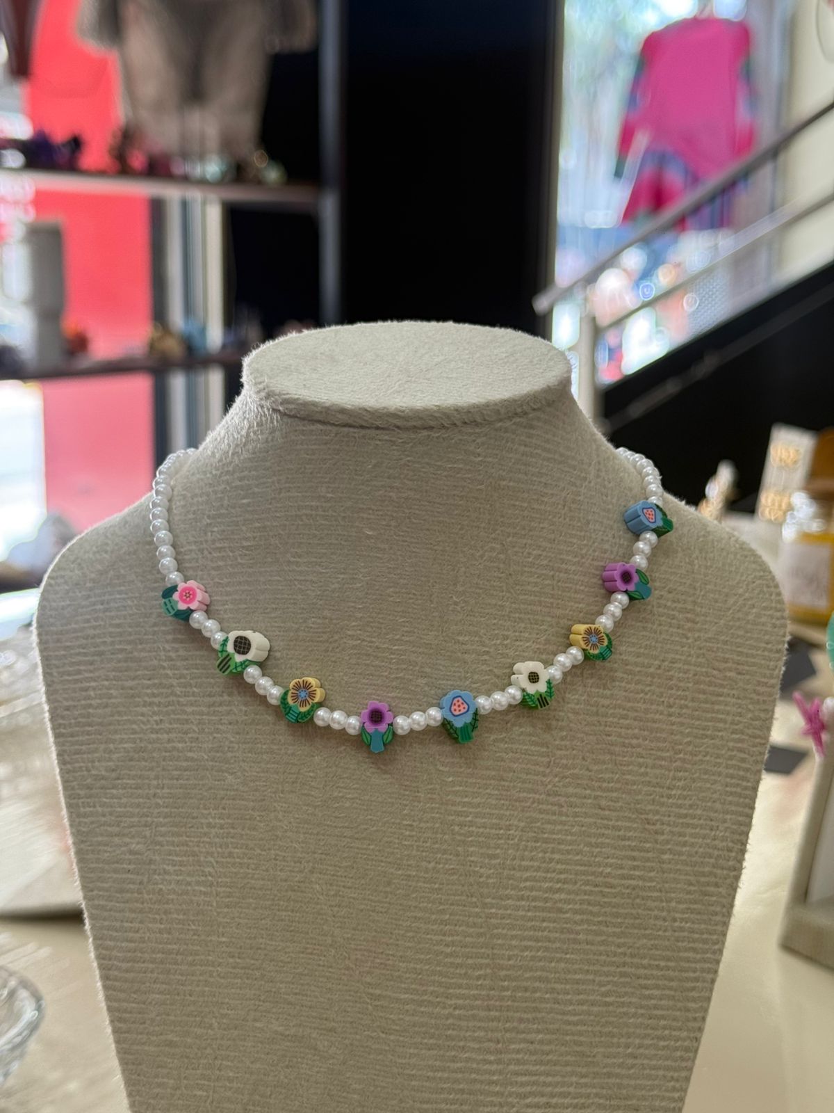 Colar pérolas com flores coloridas
