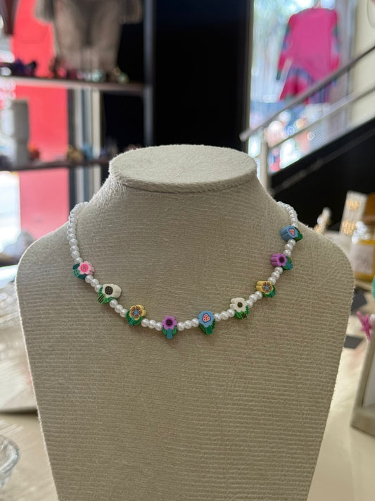 Colar pérolas com flores coloridas