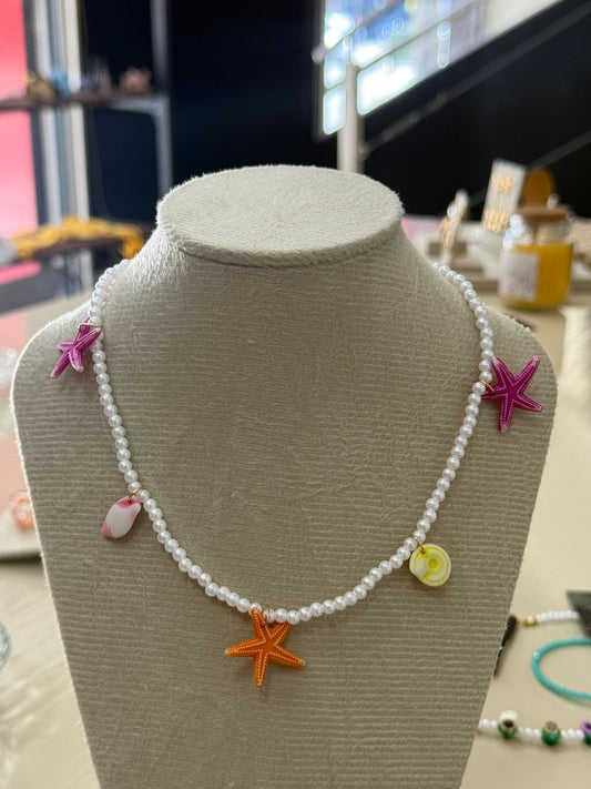Colar pérolas com estrelas-do-mar coloridas