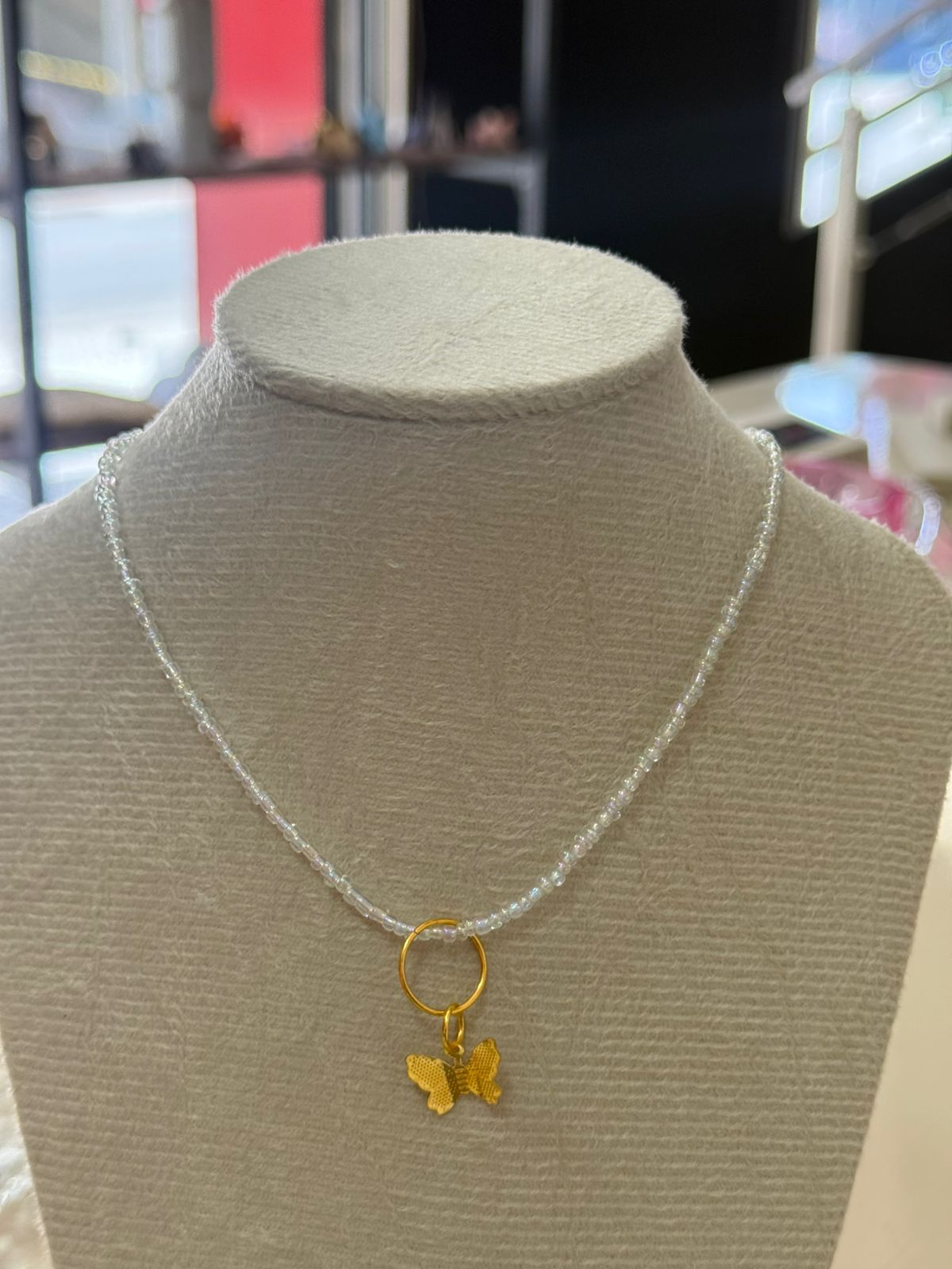 Colar de miçangas cristal com borboleta dourada