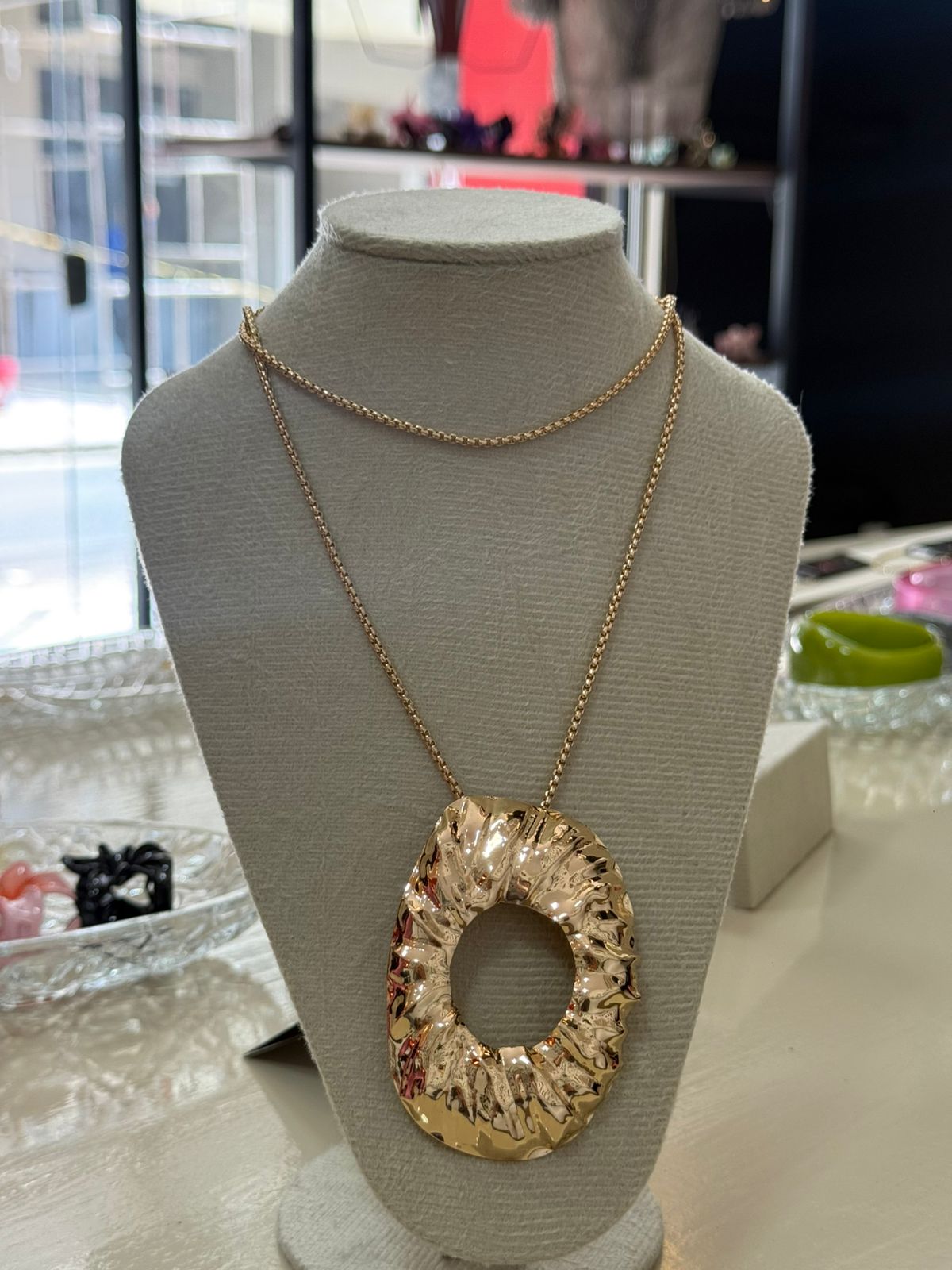 Colar dourado com pingente orgânico grande