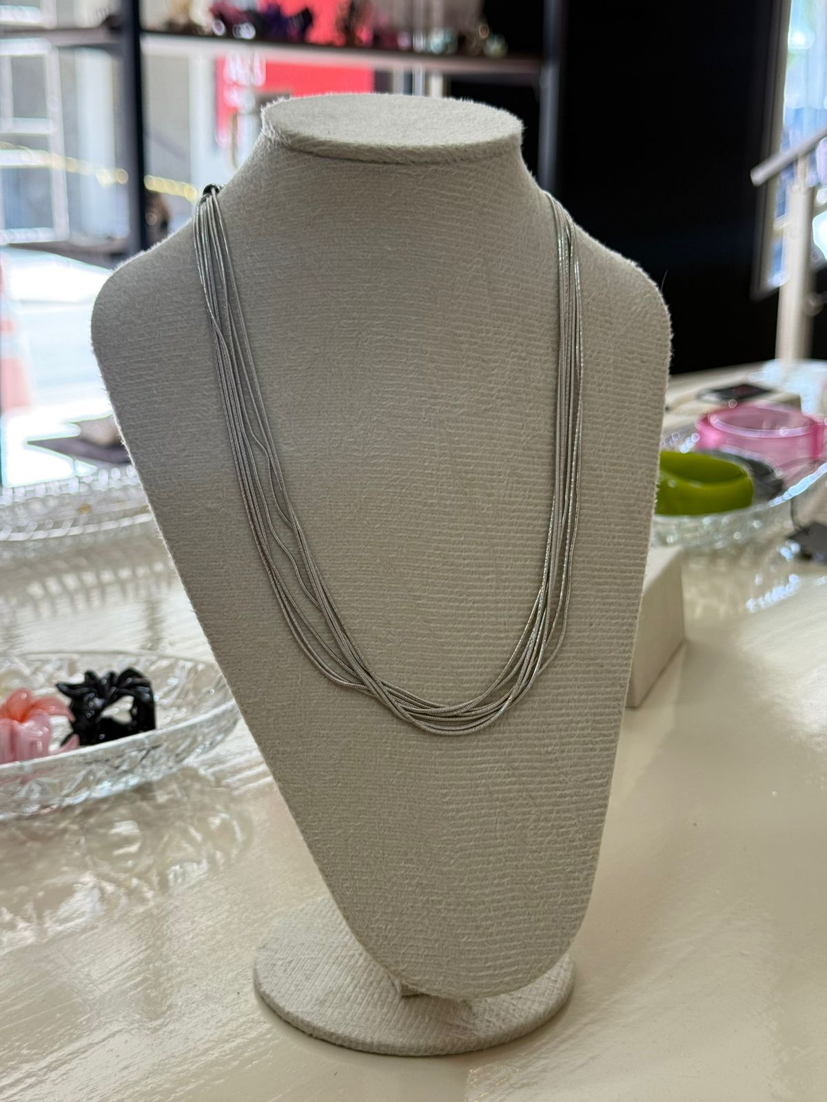 Colar prateado de múltiplas voltas