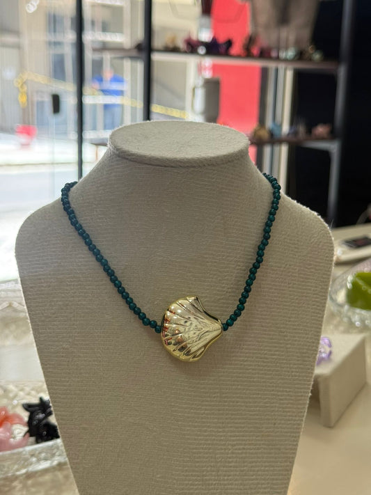 Colar concha dourada com miçangas verdes