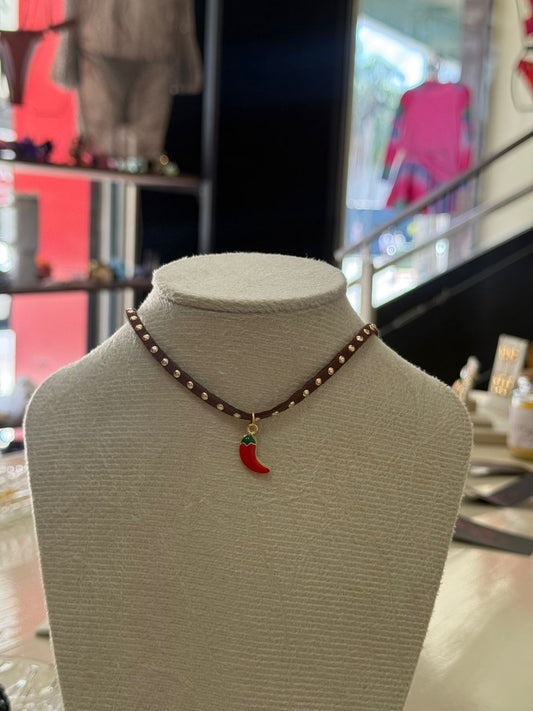 Choker marrom com pimenta vermelha