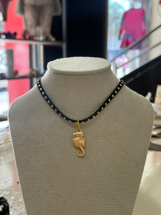 Choker preto com cavalo-marinho dourado