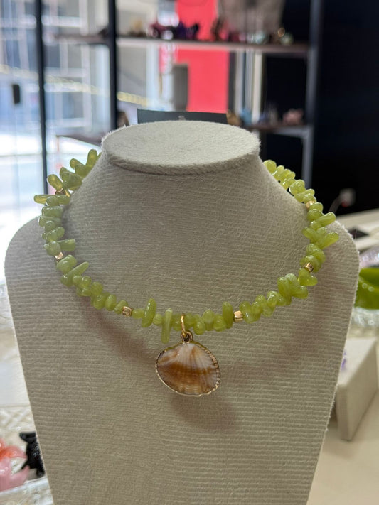 Colar verde com concha natural