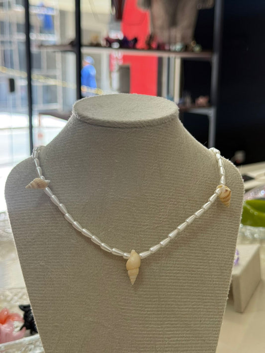 Colar com mini búzios e pérolas