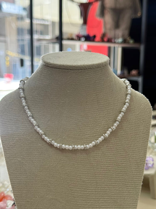 Colar de mini pérolas com detalhes prateados