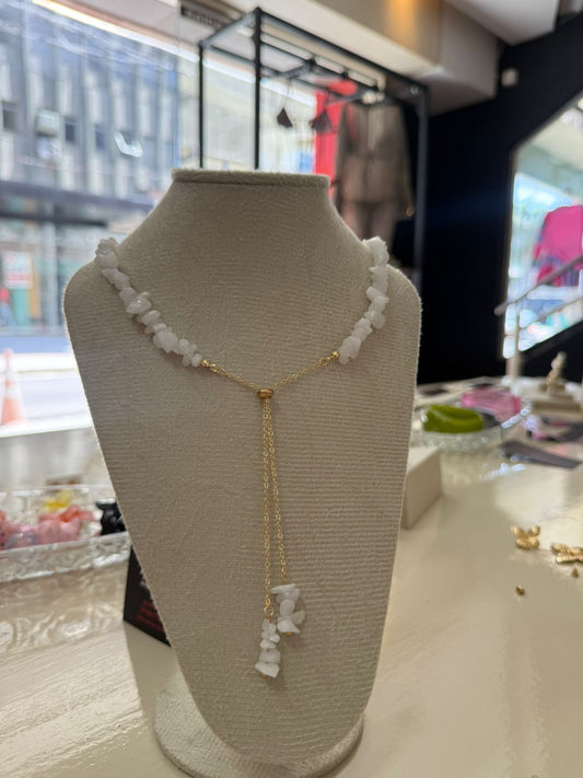 Colar com pedras brancas e corrente dourada