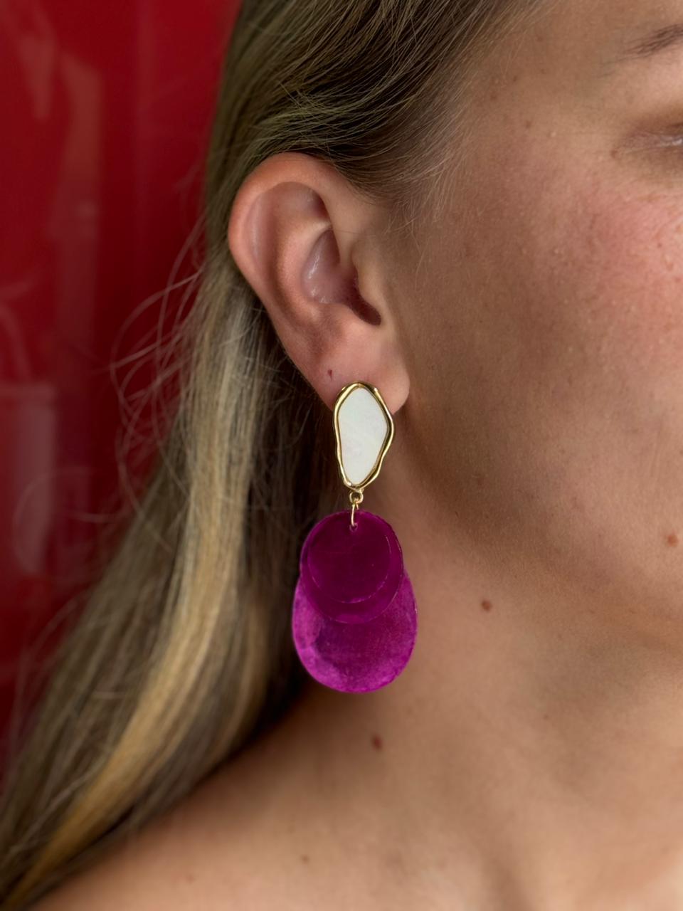 Brinco Dourado com Base Madrepérola e Discos Rosa