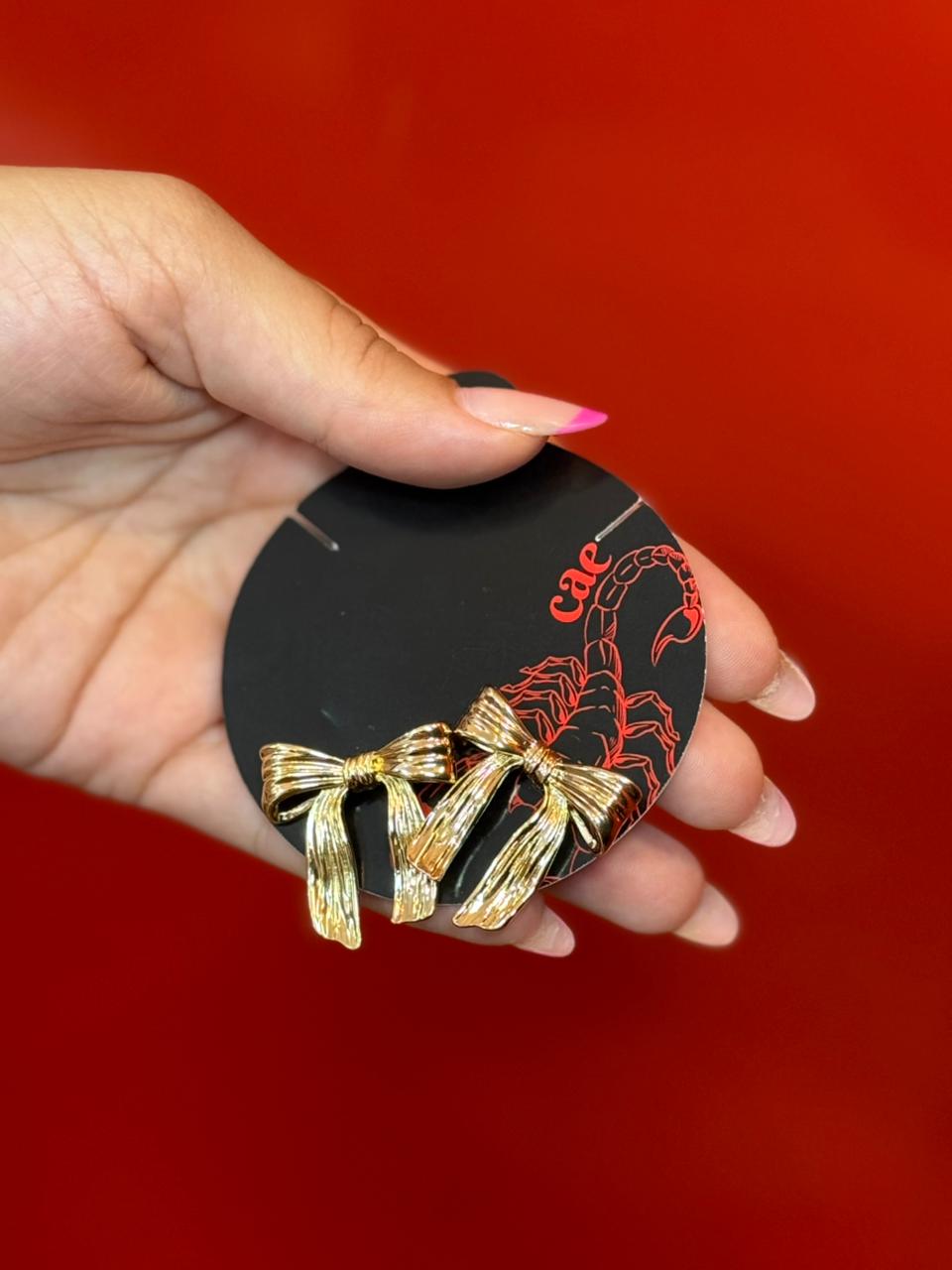 Brinco Laço Dourado Texturizado