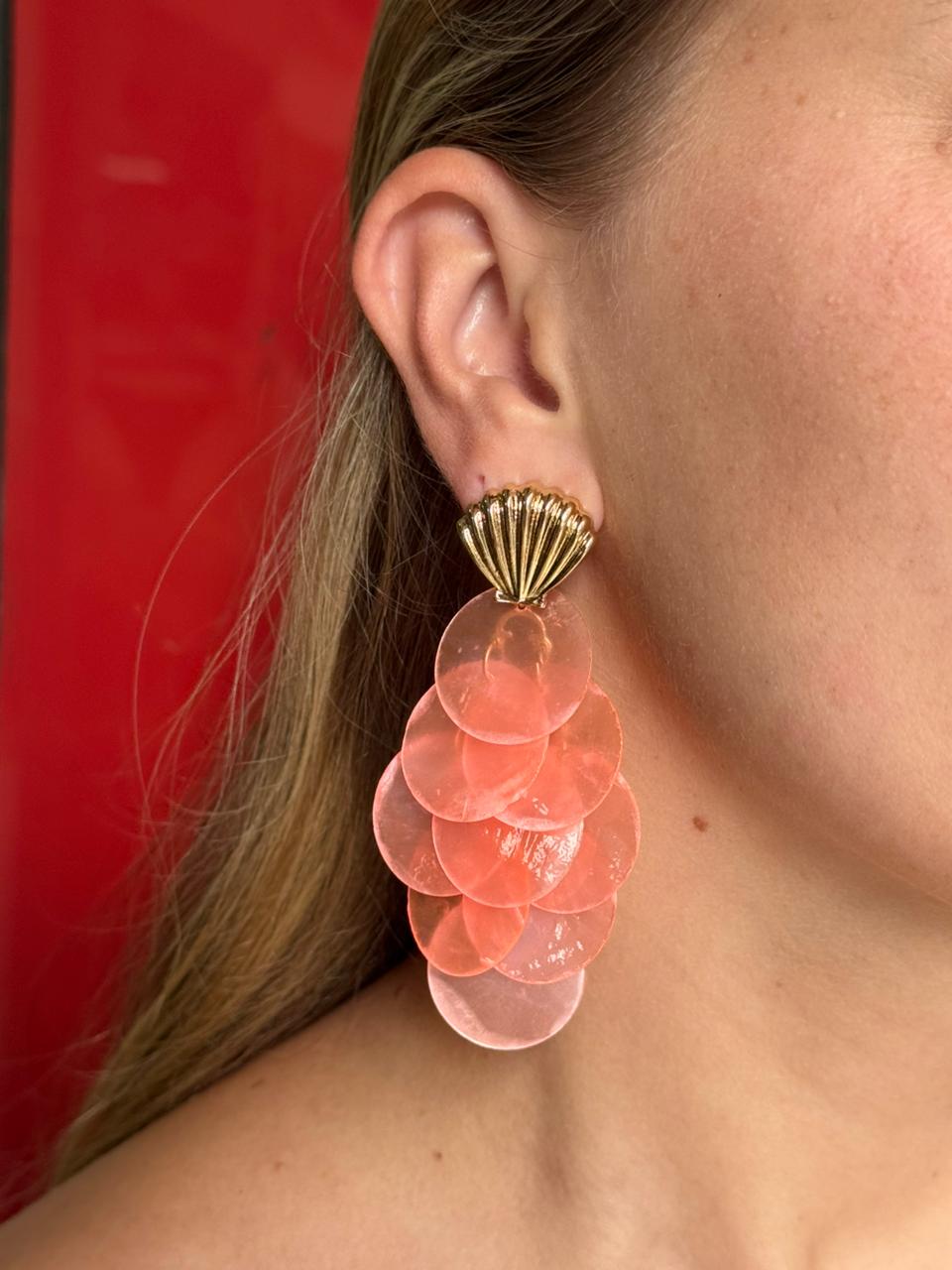 Brinco Concha Dourada com Discos Rosé