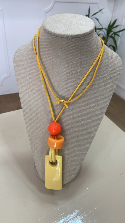 Colar Amarillo com Pingentes Geométricos