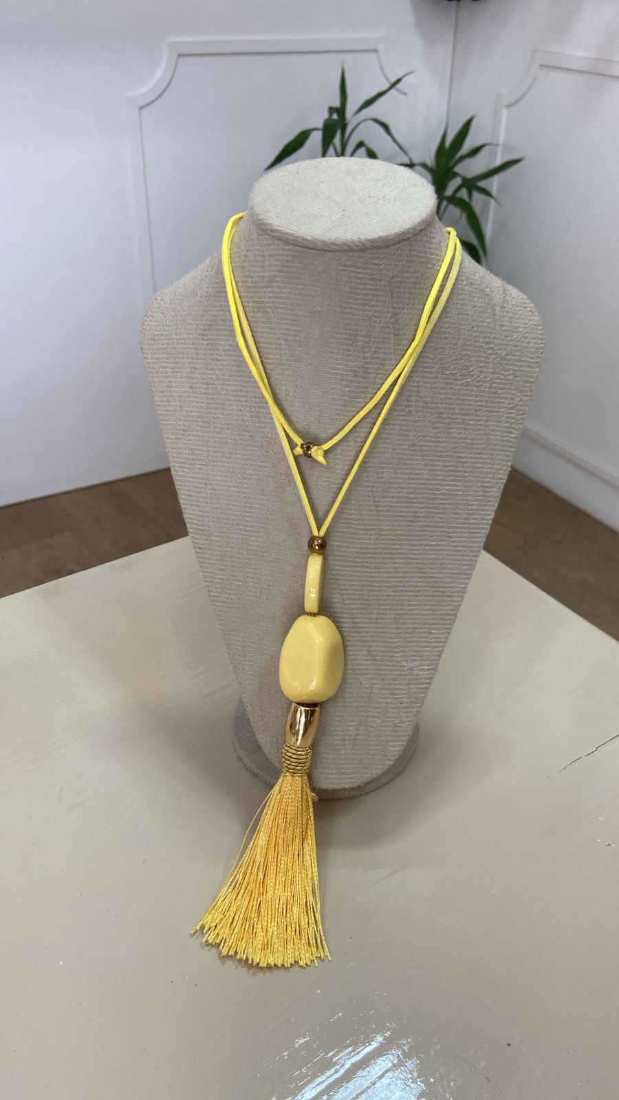 Colar Amarelo com Pingentes e Tassel