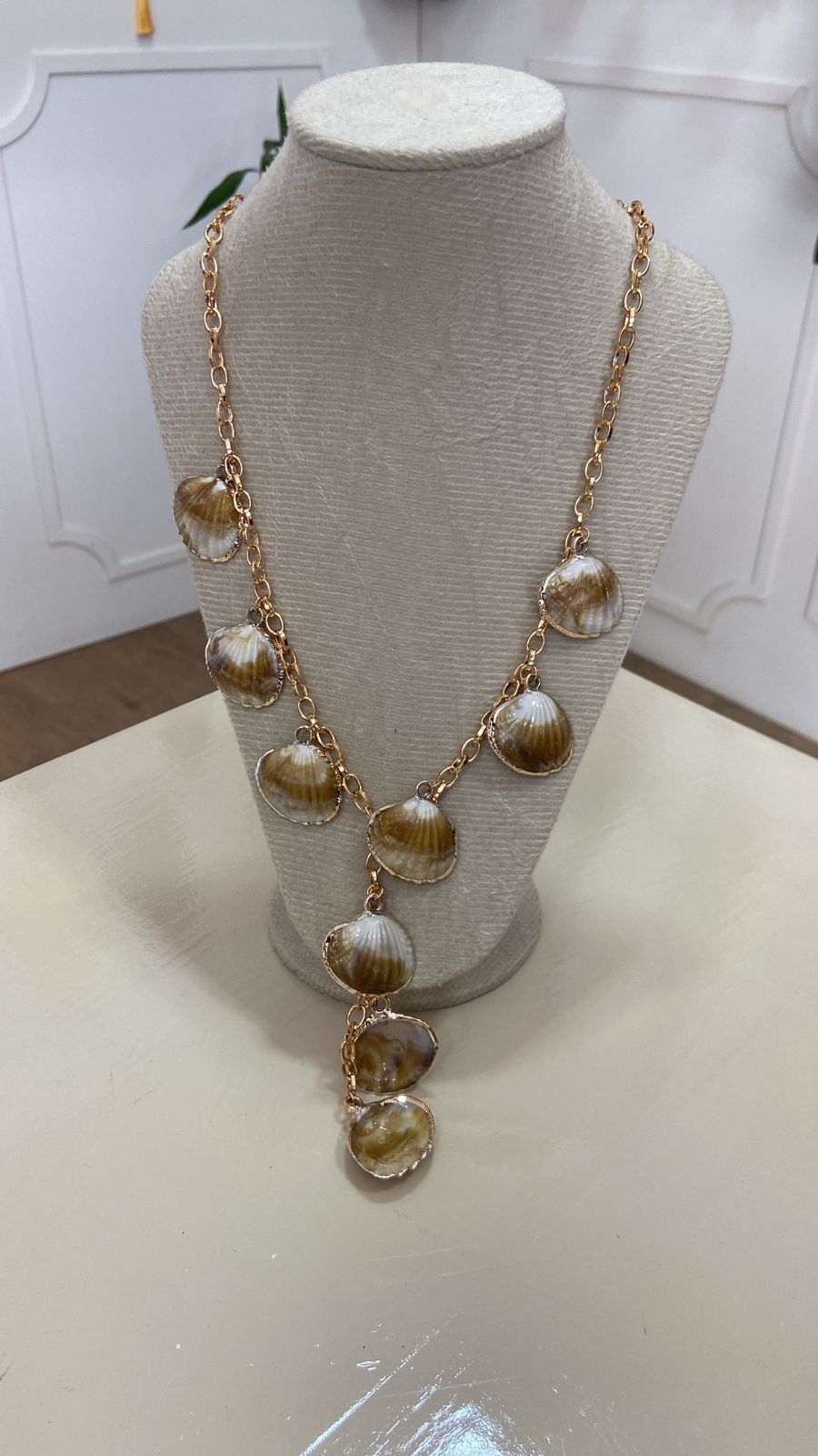 Colar Dourado com Conchas Naturais