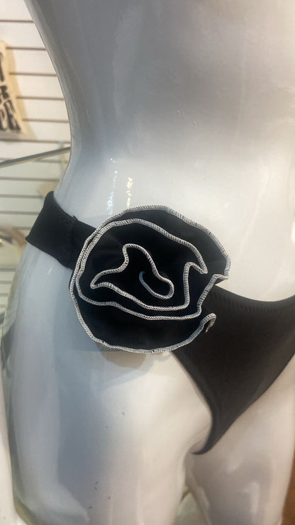 Biquíni Preto com Flor em Tecido