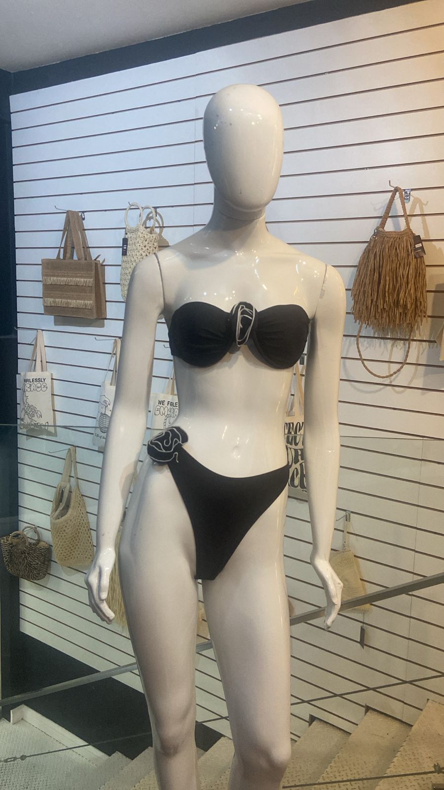 Biquíni Preto com Flor em Tecido