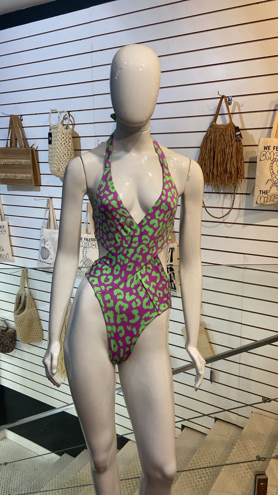 Maiô Halter Recortes Onça Neon