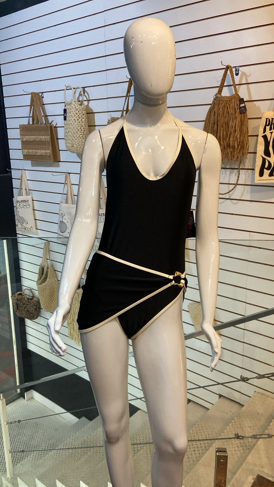 Conjunto Maiô + Pareô Preto com Acabamento Off